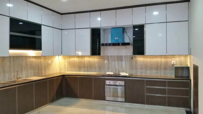 Rumah Disewakan Fully Furnished Plus Kolam Renang di Taman Beverly Lippo Cikarang